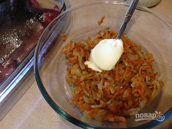 Линь, запеченный с луком и морковью - фото шаг 5