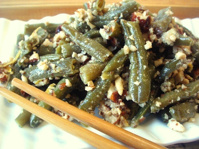 Фото к рецепту: Салат из зеленой фасоли с миндалем.