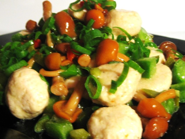 Фото к рецепту: Пикантный салат с белыми шариками