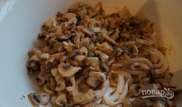 Салат с грибами, кальмарами и сыром - фото шаг 6