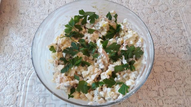 Фото к рецепту: Салат со свининой и солеными огурцами