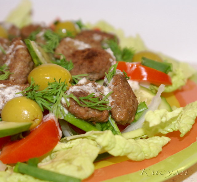 Фото к рецепту: Тёплый салат с мини-котлетками