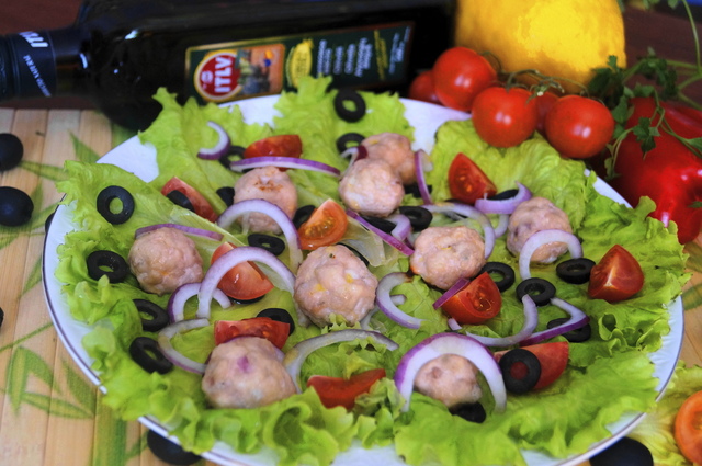 Фото к рецепту: Салат с оливками и куриными фрикадельками