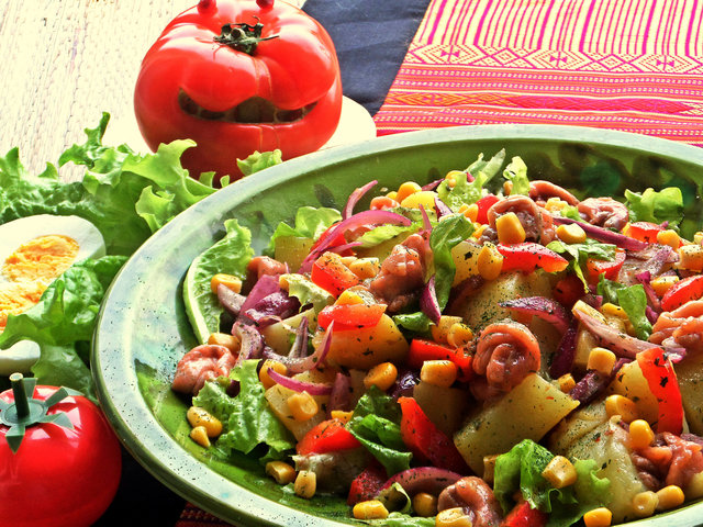 Фото к рецепту: Картофельный салат с рыбкой+улыбающийся помидор