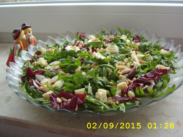 Фото к рецепту: Салат с рукколой и перепелиными яйцами