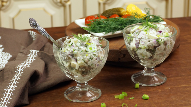 Фото к рецепту: Салат сельдь по-немецки. традиционный немецкий салат.