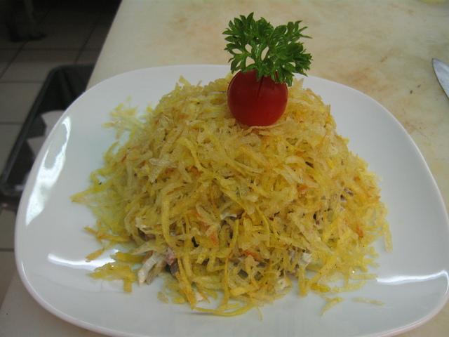Фото к рецепту: Салат мясной с китайской капустой и картофельной стружкой.