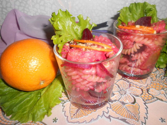 Фото к рецепту: Апельсиново-свекольный салат с фузилли