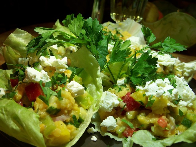 Фото к рецепту: Салат из чечевицы с брынзой и овощами