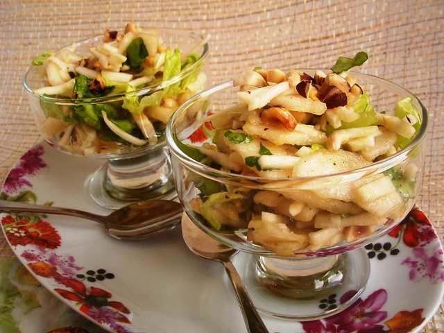 Фото к рецепту: Сочный салат из груши с фундуком и сельдереем.