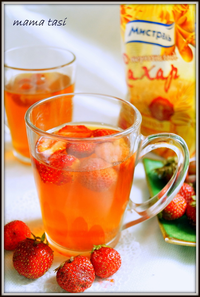 Фото к рецепту: Холодный освежающий чай с ледяной клубникой.