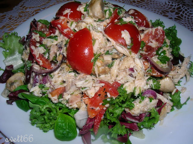 Фото к рецепту: Салат с куриной грудкой, грилованными шампиньонами и горчичным дрессингом