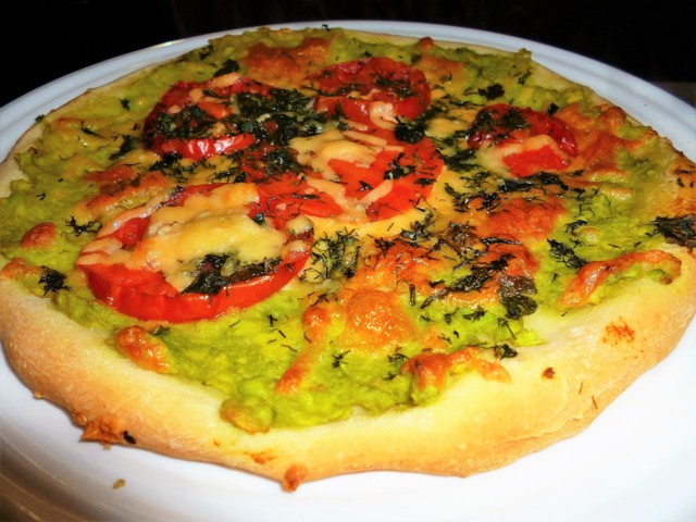 Фото к рецепту: Вегетарианская пицца с авокадо