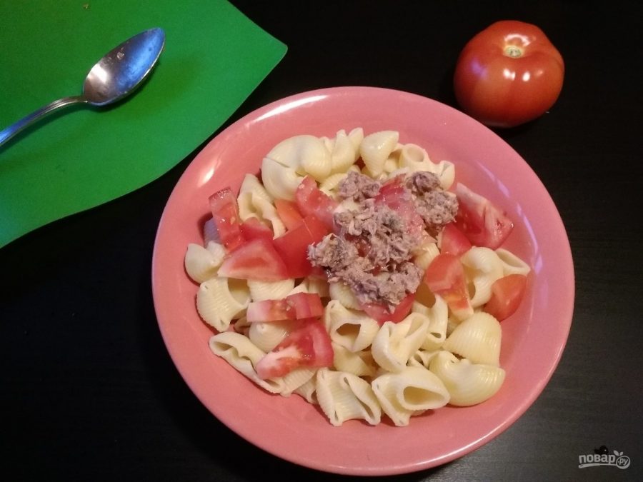 Салат с тунцом, макаронами и помидорами - фото шаг 3