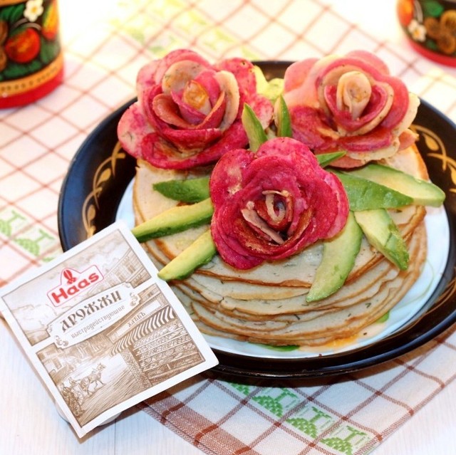 Фото к рецепту: Закусочный блинный торт розы 