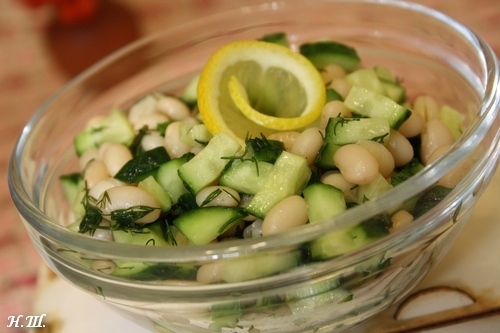 Фото к рецепту: Салат из белой фасоли со свежими огурцами