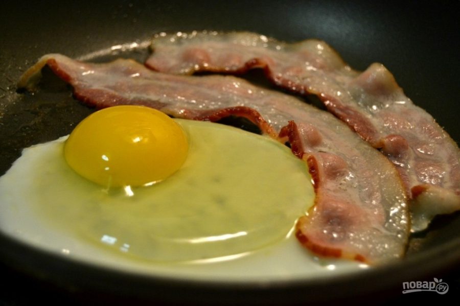 Яйца с беконом на завтрак - фото шаг 2