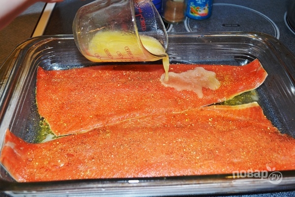 Красная рыба с морковью и луком - фото шаг 3