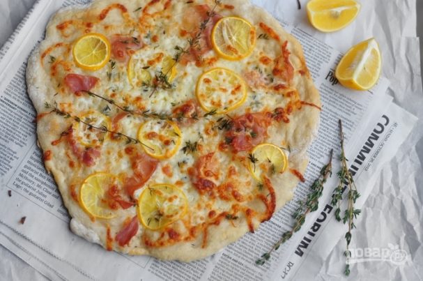 Пицца с прошутто и лимоном