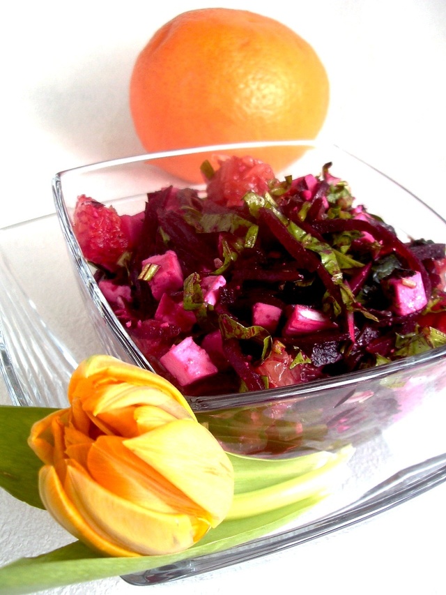 Фото к рецепту: Салат из печеной свеклы и грейпфрута со шпинатом. фм « моя иллюстрация к рецепту».