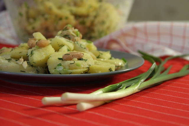 Фото к рецепту: Ароматный картофельный салат
