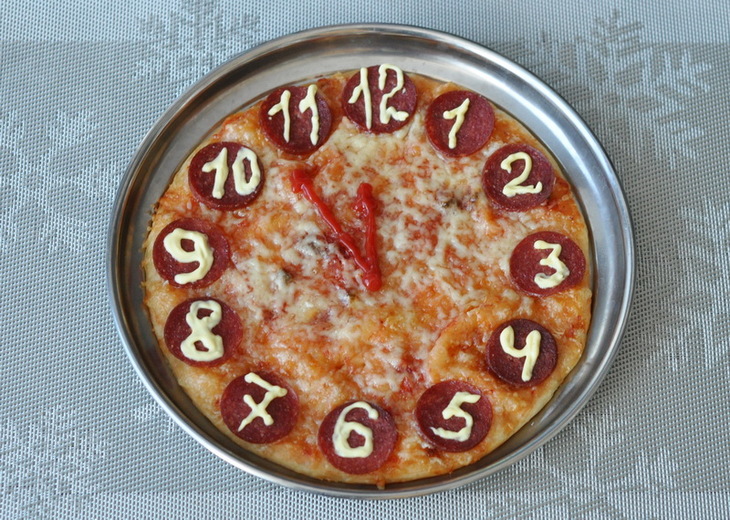 Пицца "новогодние часы"