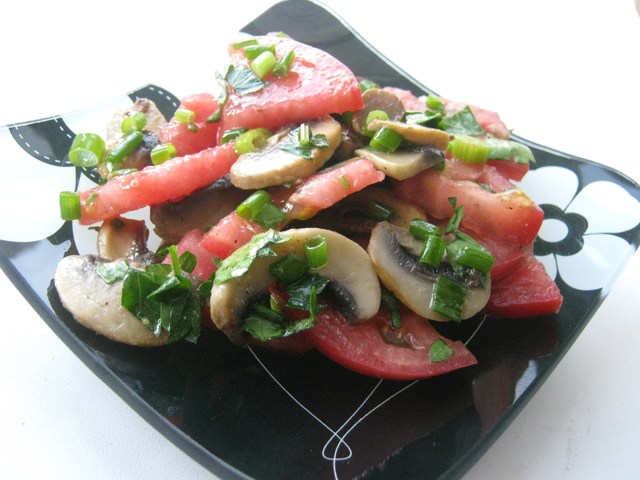 Фото к рецепту: Помидорно-грибной салат