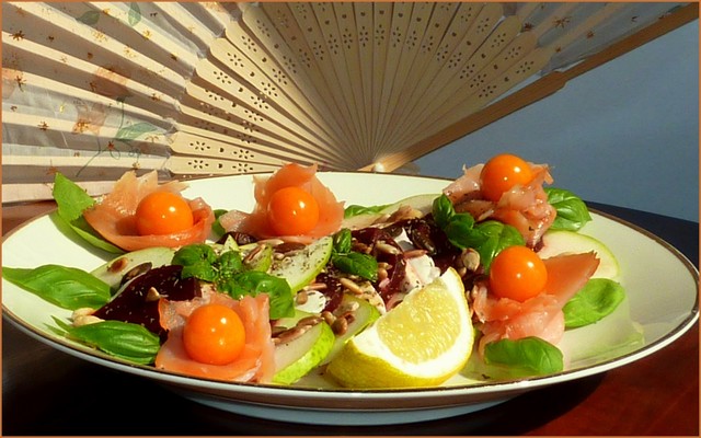 Фото к рецепту: Салат из свеклы, груши, моцареллы - с лососем