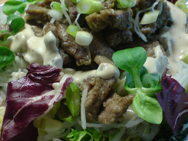Фото к рецепту: Салат из кольраби и мяса индейки