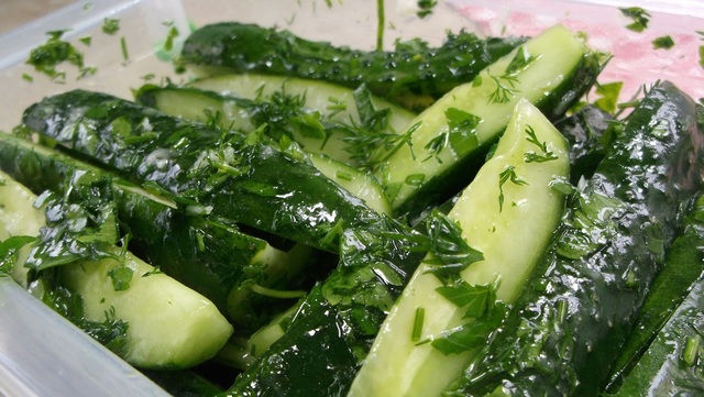 Фото к рецепту: Малосольные огурцы - быстрый салат за 10 минут