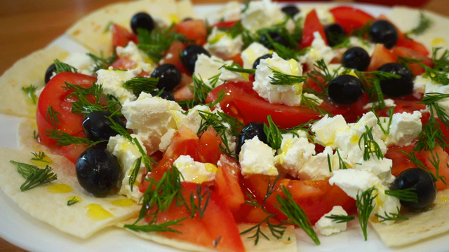 Фото к рецепту: Бомбезный салат греческие острова 