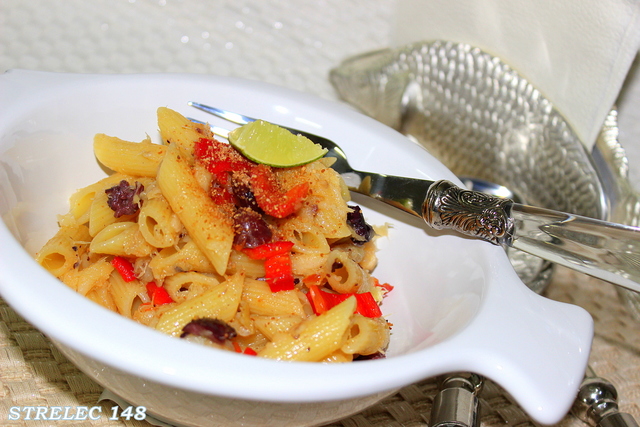 Фото к рецепту: Пенне-салат с копченой зубаткой и оливками каламата.