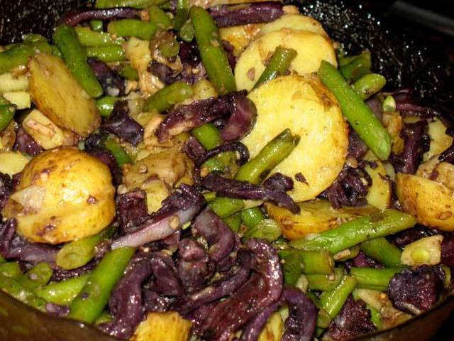 Фото к рецепту: Салат с винными кальмарами и со стручковой фасолью