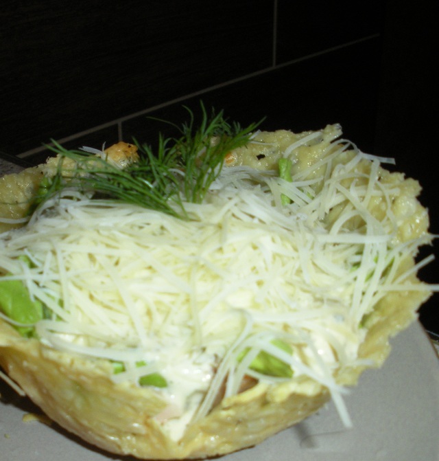 Фото к рецепту: Салат в сырной корзиночке