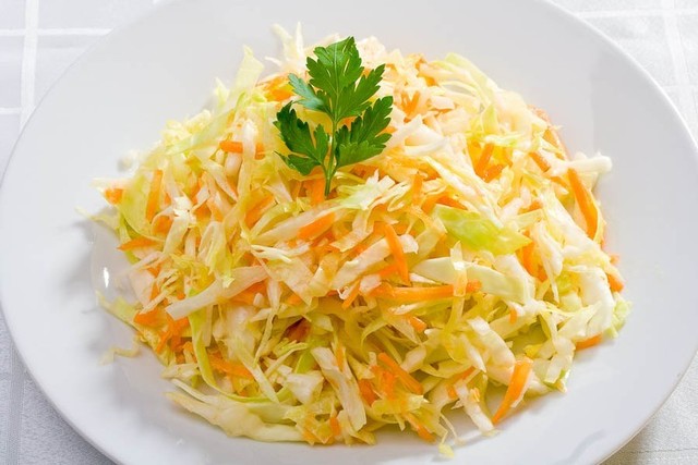 Фото к рецепту: Простой и вкусный салат капустный