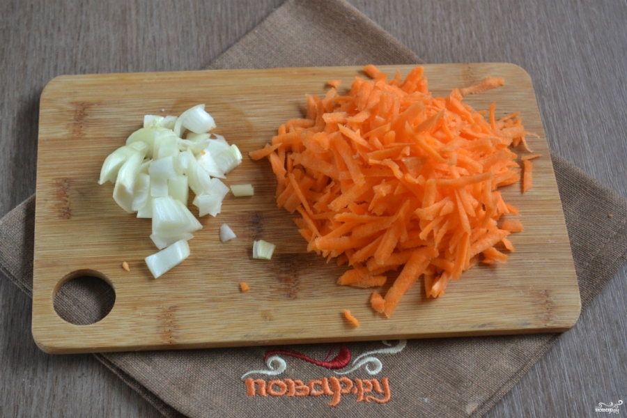 Запеченная скумбрия в фольге с морковкой - фото шаг 2