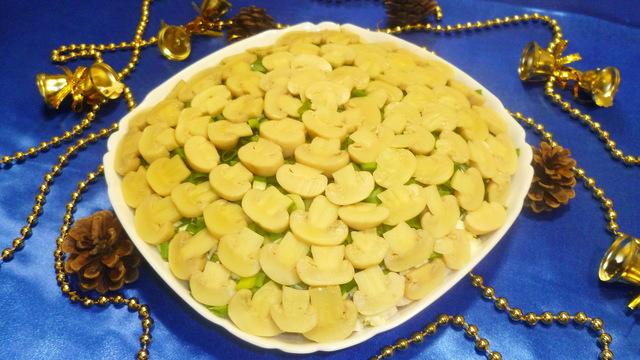 Фото к рецепту: Новогодний салат золотое руно 