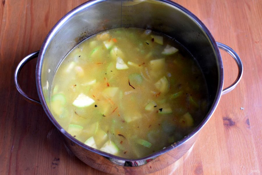 Зимний фасолевый суп с колбасками - фото шаг 6