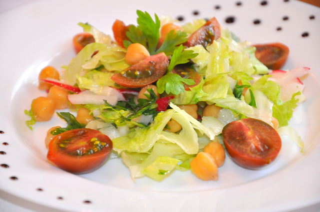 Фото к рецепту: Овощной салат с нутом