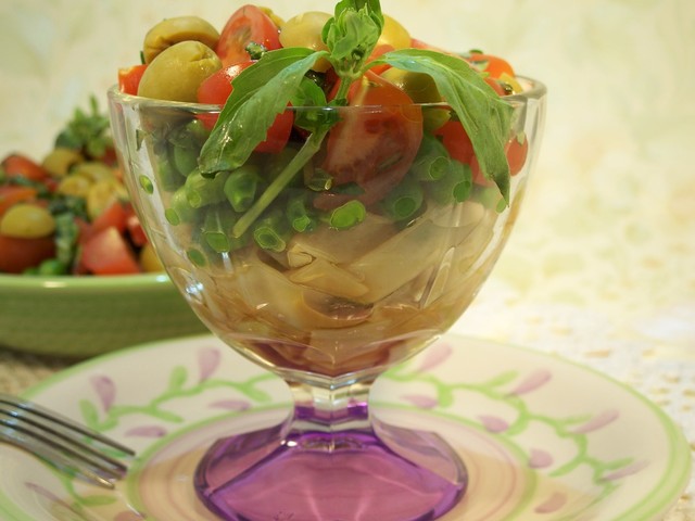 Фото к рецепту: Салат из рисовой лапши с томатами черри и базаликом