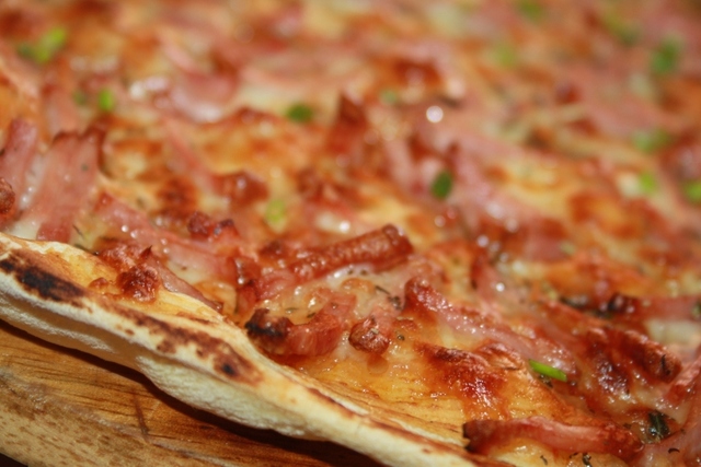 Фото к рецепту: Пицца с сыром и ветчиной