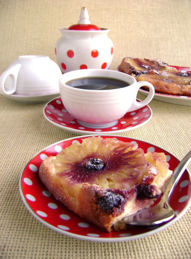 Фото к рецепту: Пирог «минутка» с вишней и ананасами к субботнему завтраку
