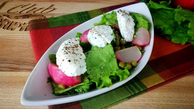 Фото к рецепту: Салат с запеченным редисом и рикоттой