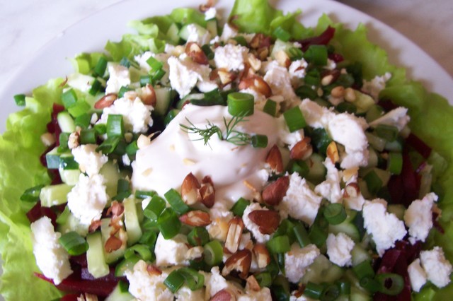 Фото к рецепту: Салат из маринованной свеклы