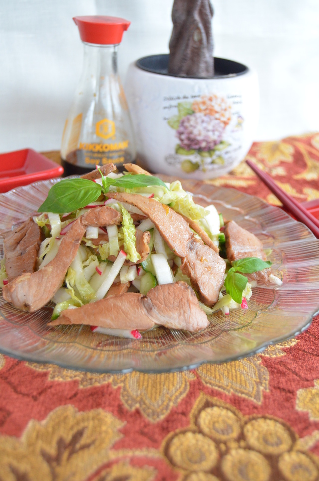 Фото к рецепту: Пикантный салат из запеченной свинины и редиса.