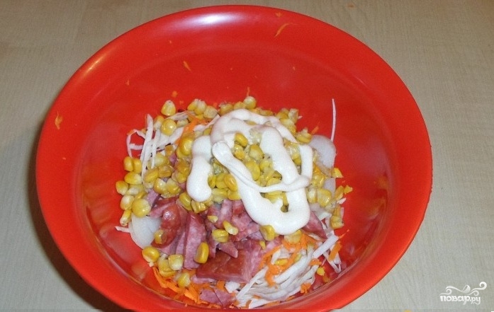 Салат из свежей капусты и копченой колбасы - фото шаг 6