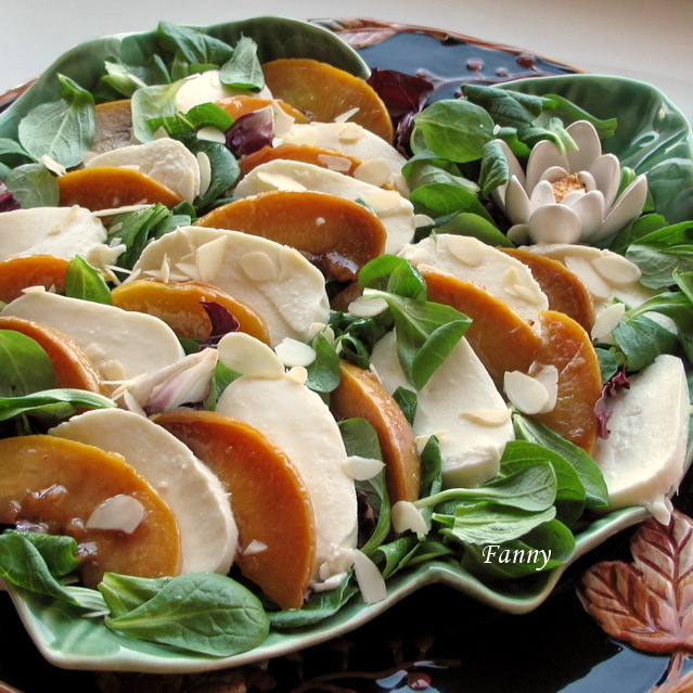 Фото к рецепту: Салат с моцареллой и персиками