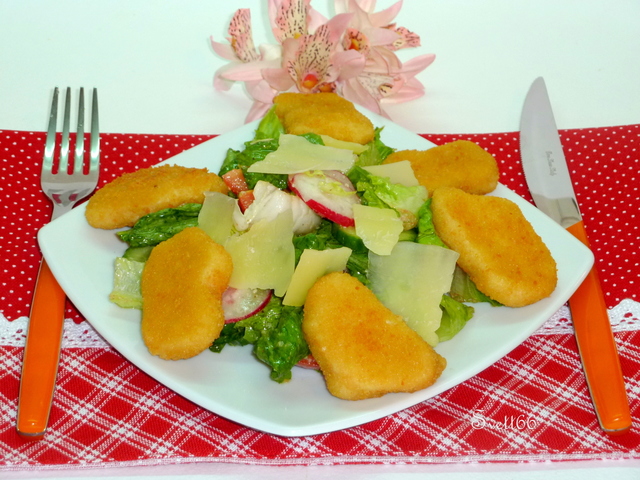 Фото к рецепту: Салат золотой петушок с ореховым соусом