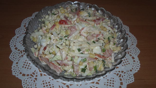 Фото к рецепту: Легкий и вкусный крабовый салат с пекинской капустой. праздничный салат за 5 минут