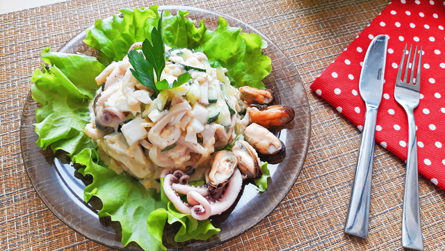 Фото к рецепту: Быстрый салат с морским коктейлем